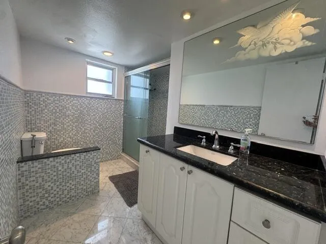 2201 bathroom 1