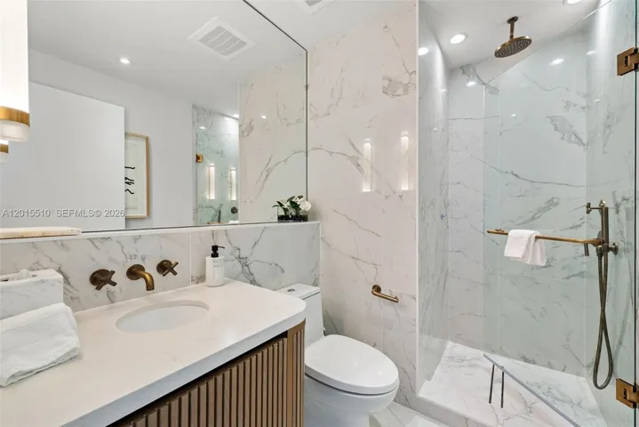 Versatile Full Bathroom