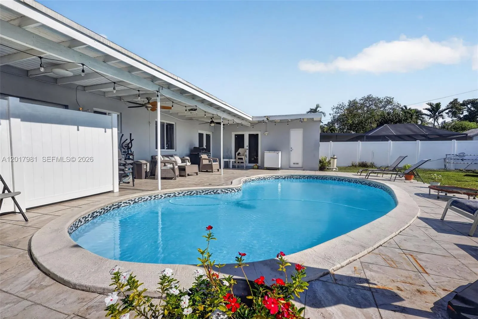 Photo 33