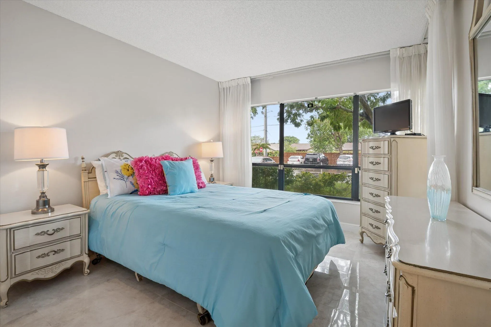 2307 SW 15th St #1-16 Guest bedroom