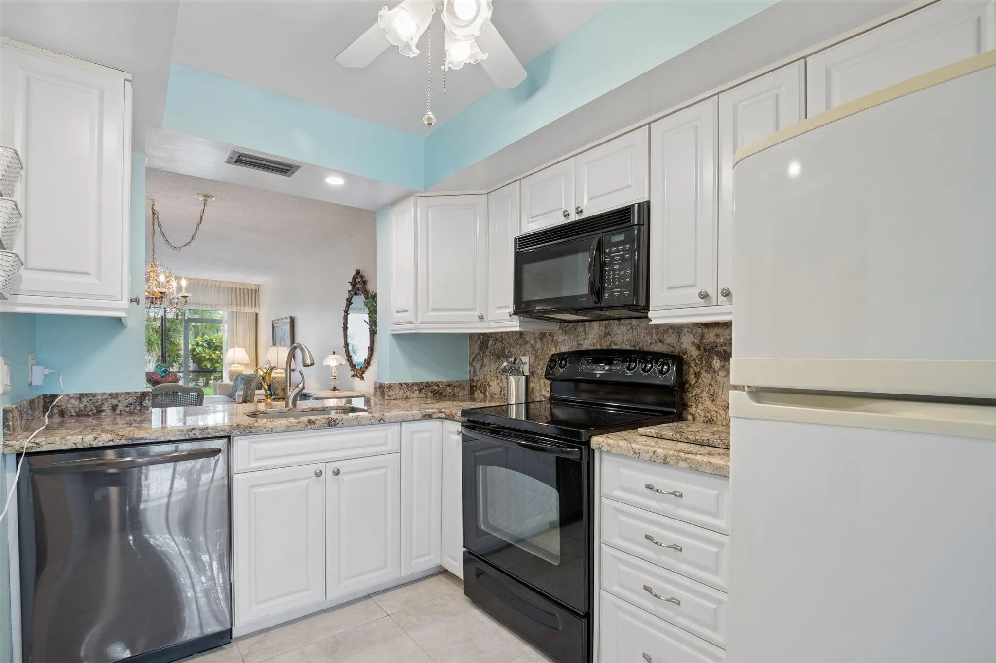 2307 SW 15th St #1-11 kitchen