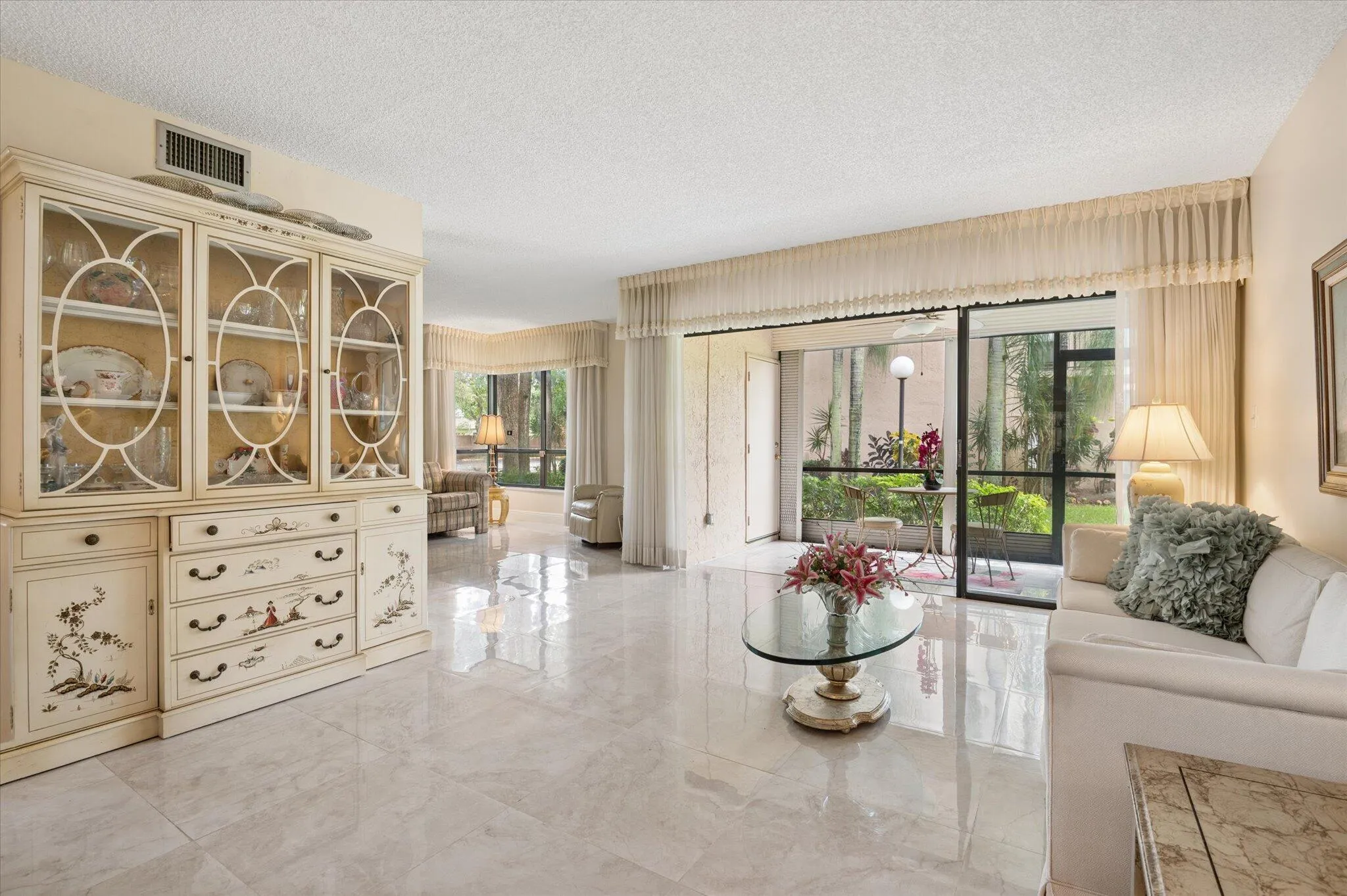 2307 SW 15th St #1-7 Linging room 2