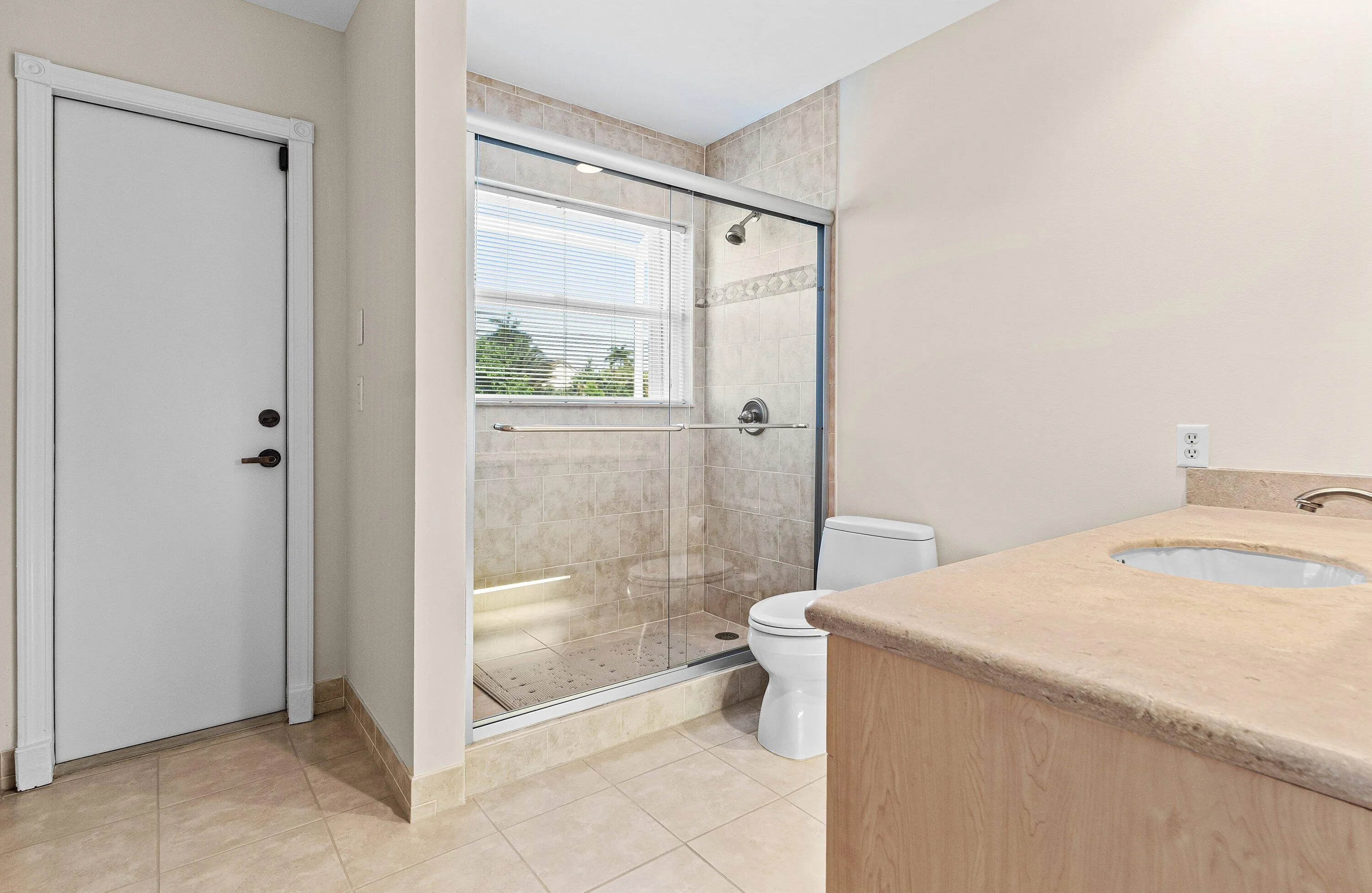 Second Bathroom /Cabaña Bath