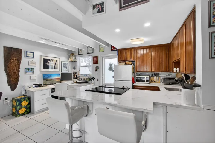 Interior Photo #5