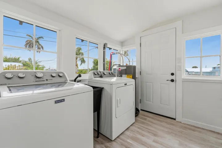 Laundry with back separate​​‌​​​​‌​​‌‌​‌‌​​​‌‌​‌​‌​‌​​​‌​​ entrance