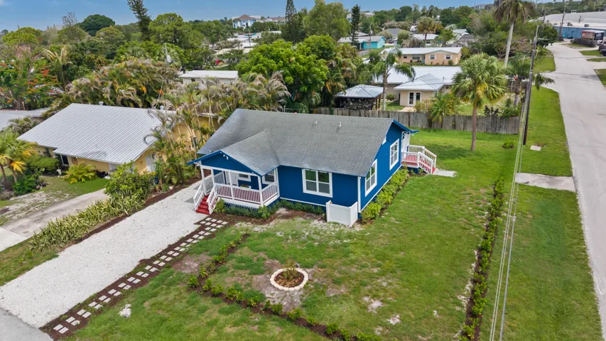 Large corner lot, no HOA, with space for you RV or boat