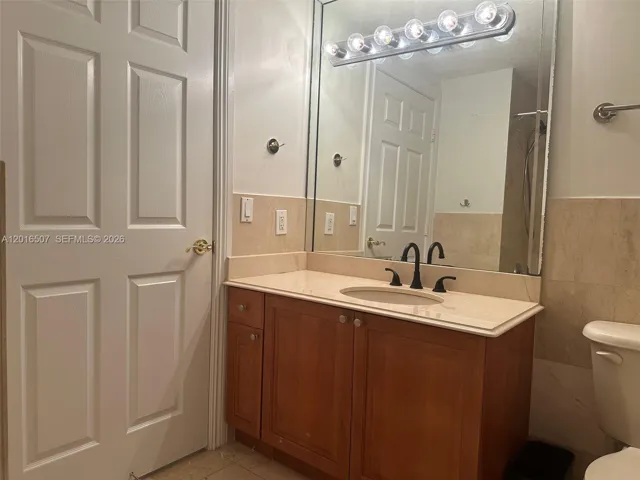 2nd bath w/bath tub too