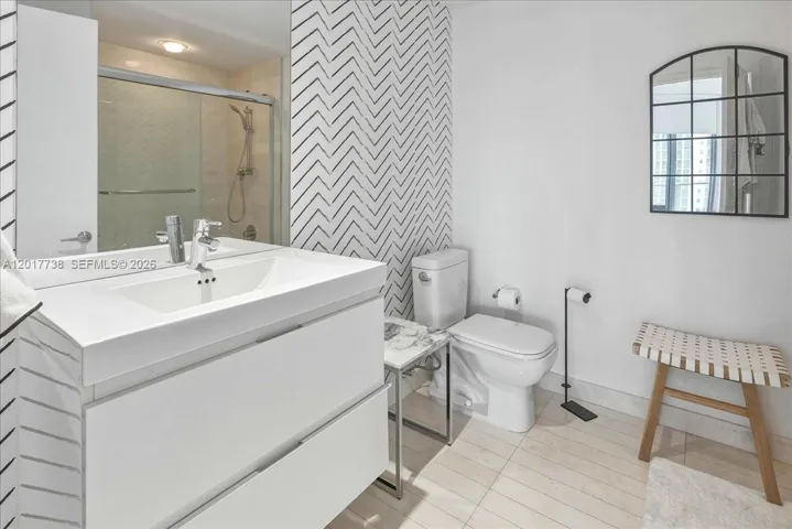 en suite bathroom for 2nd bedroom