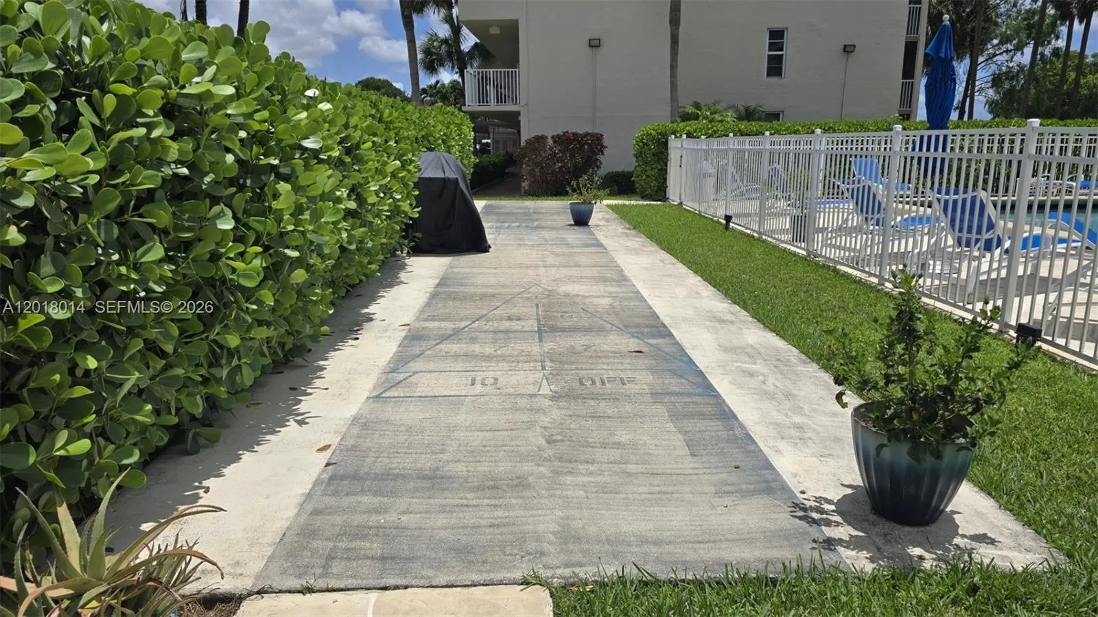 Recreation area next to the pool