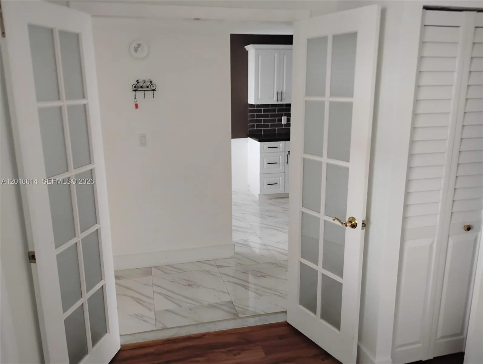 2nd bedroom door entry