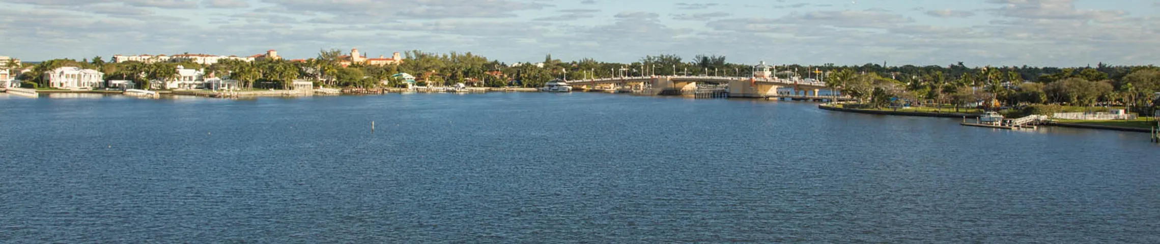 Walking distance to the Lantana Beach, Bicentennial Park, and Ocean Avenue shops/restaurants.