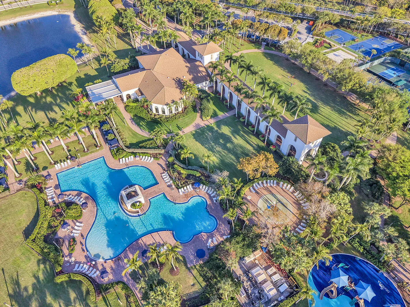Resorty Style Pool