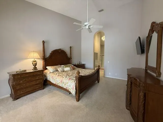 Very spacious primary bedroom