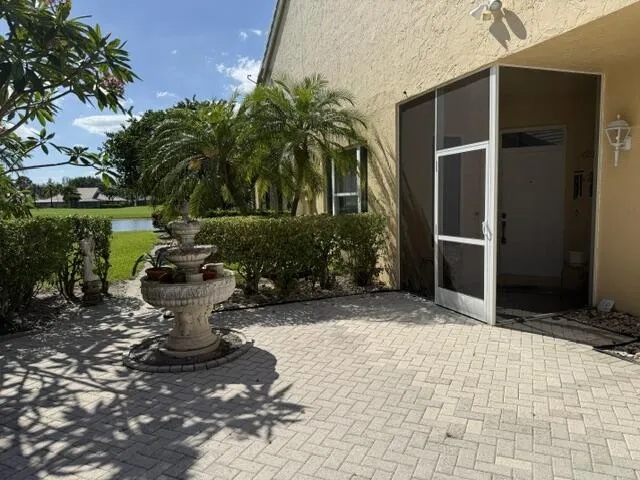 Terrace with side entrance