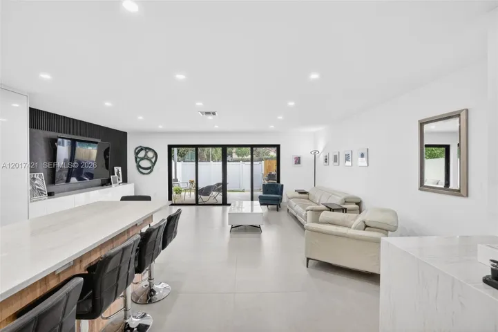 Beautiful great room w/ lots of light and space for entertaining