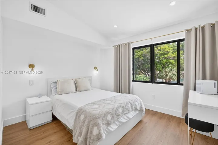 Upstairs bedroom javascript:__doPostBack('m_ucDetailsView$m_btnSave','')w/ large closet & views to the backyard