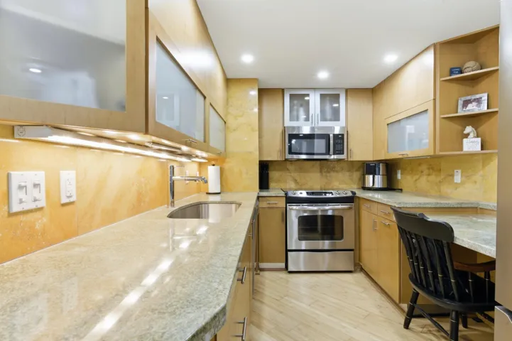 Stainless appliances & granite