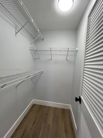 Second bedroom walking closet