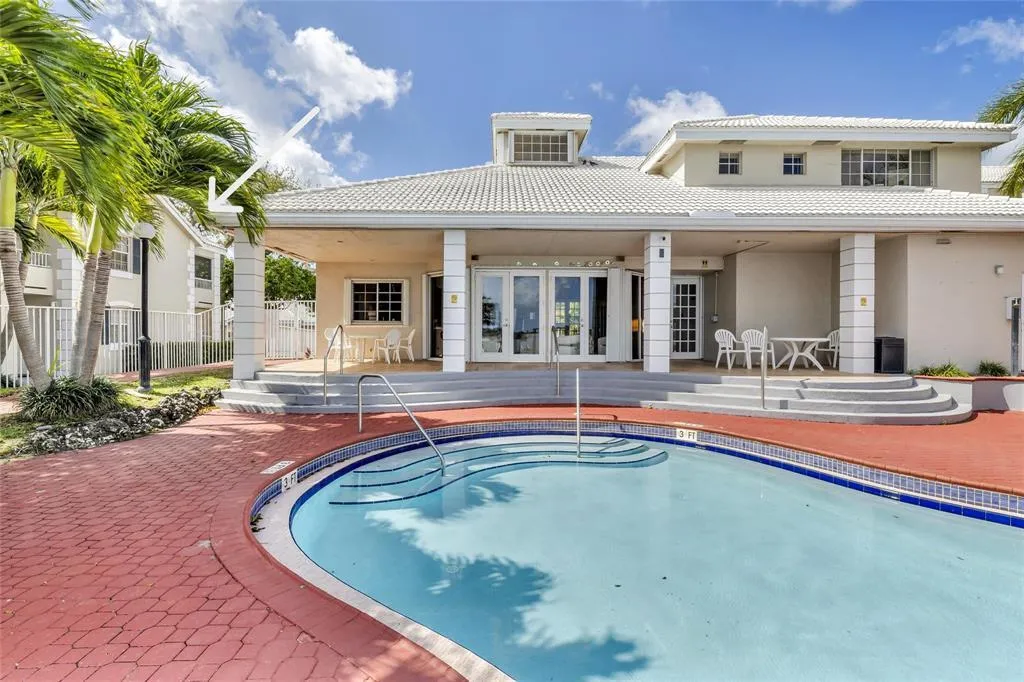 Lakeview Club Pool and Clubhouse