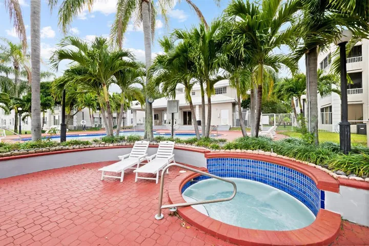 Lakeview Club Hot Tub and Pool Area