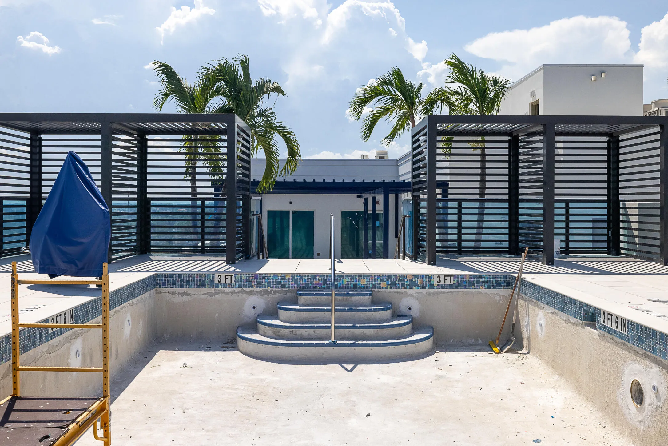 16-Caretta Rooftop Pool