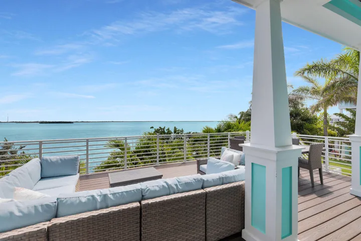 Open Water Balcony Lounge