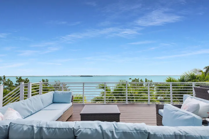 Open Water Balcony Lounge