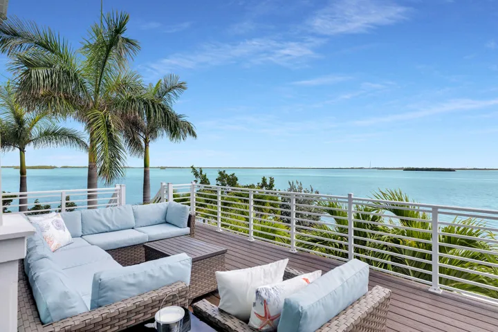 Open Water Balcony Lounge