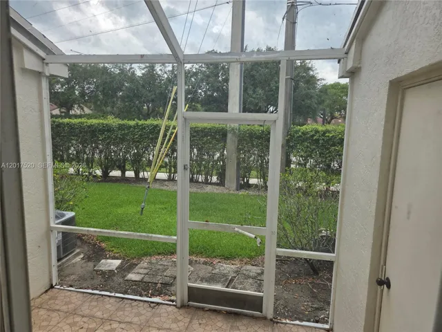 SCREENED PATIO OFF KITCHEN