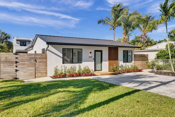 Prime Delray Beach location in Dell Park near all that downtown Delray has to offer.
