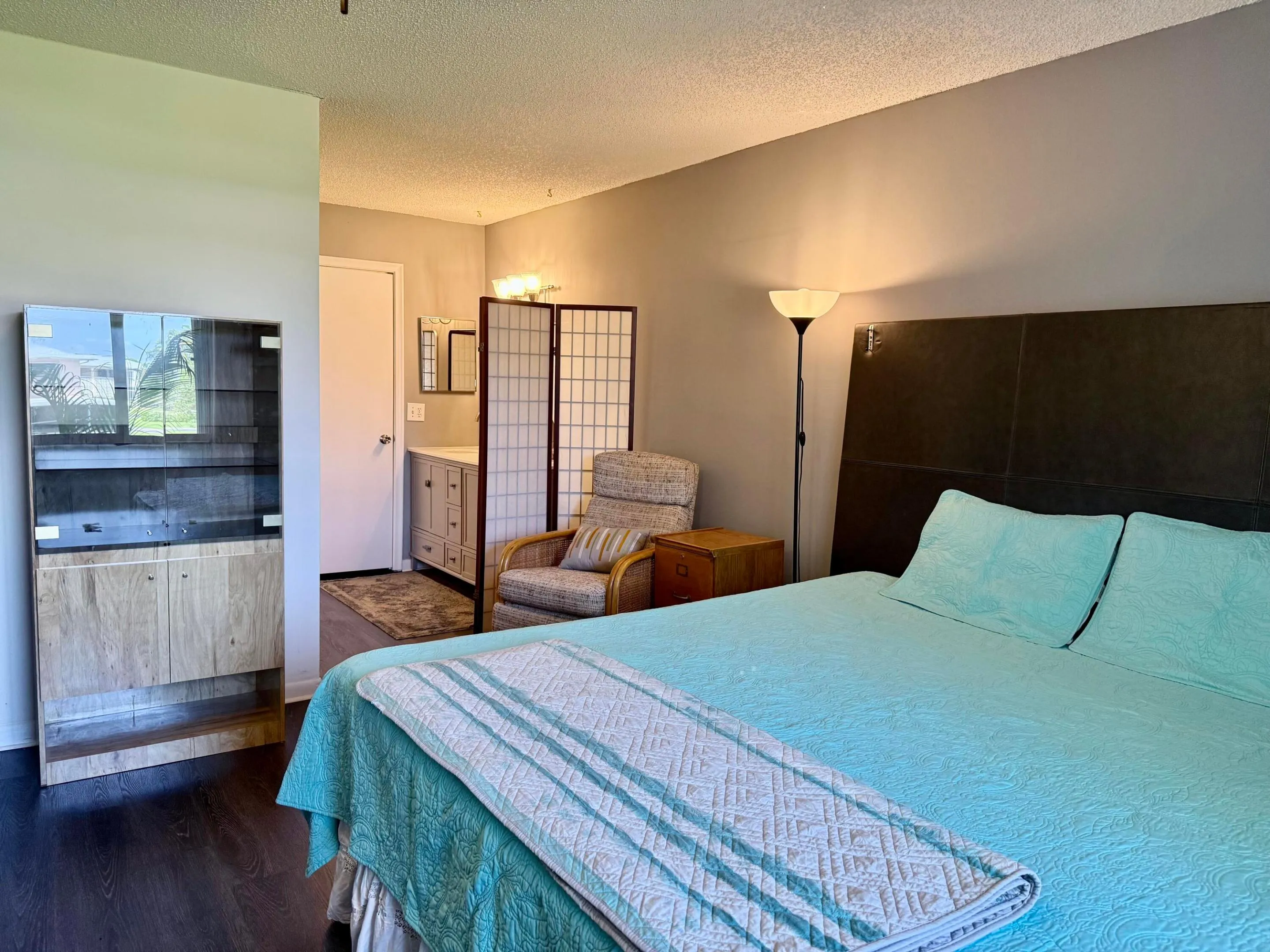 MAIN BEDROOM