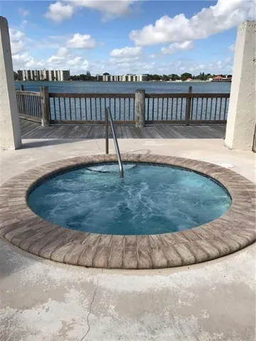 1 of 3 Excellent Jacuzzis
