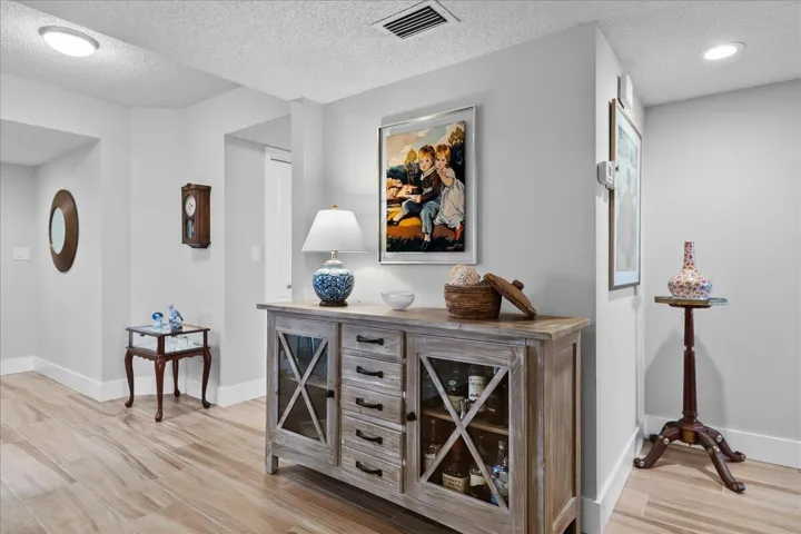 Entry/Foyer area