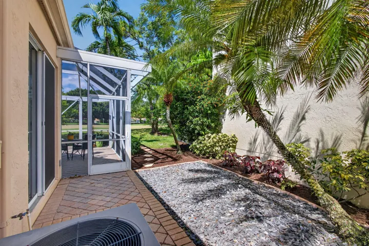 Side Large yard off Lanai