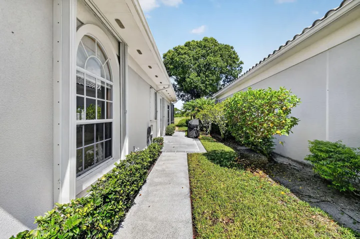 8081SEDoubleTreeDr(72)
