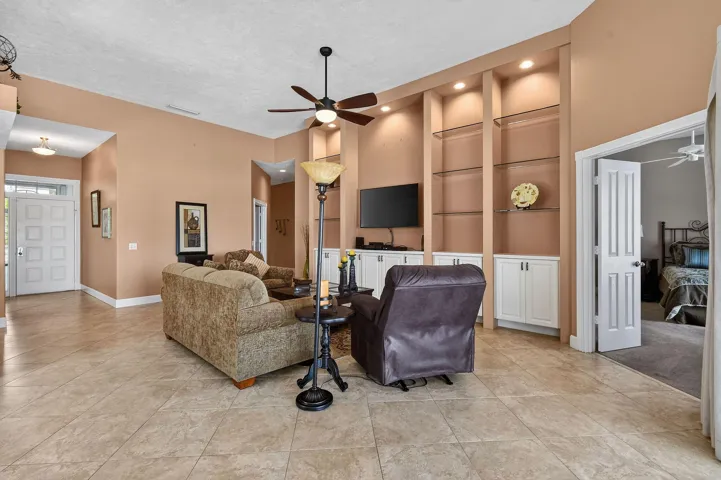 8081SEDoubleTreeDr(15)