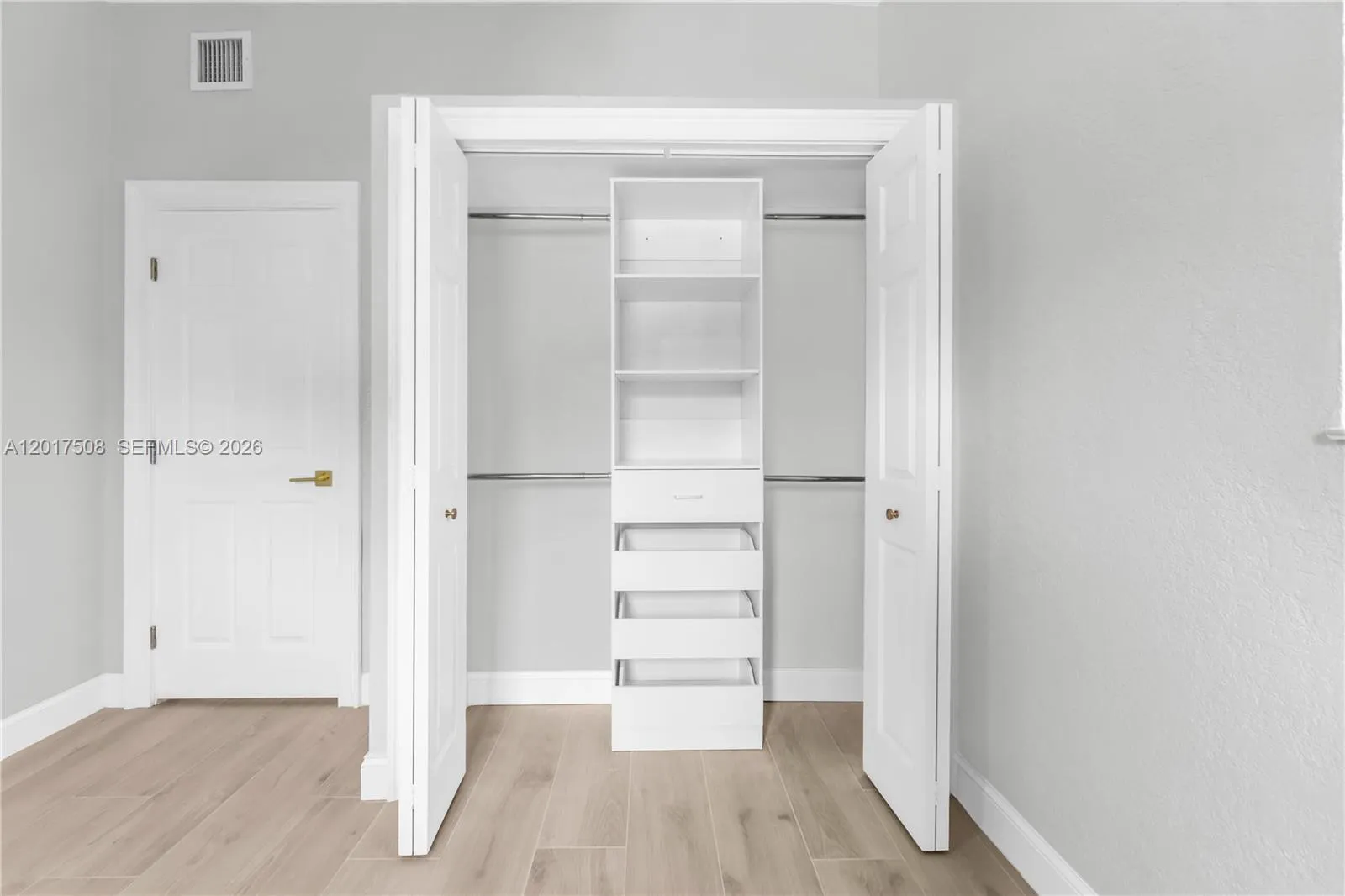 3rd Guest w/ Closet Built-Ins