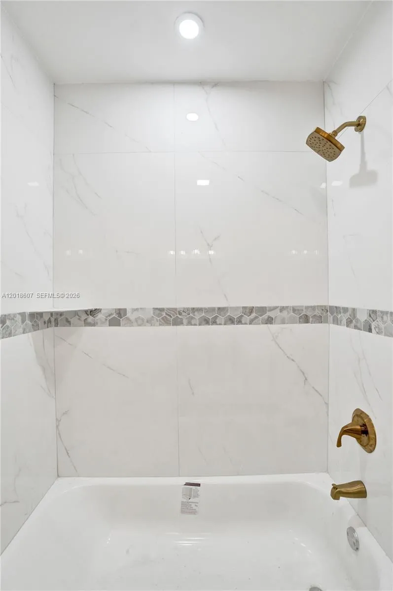 Primary BathTub/Shower