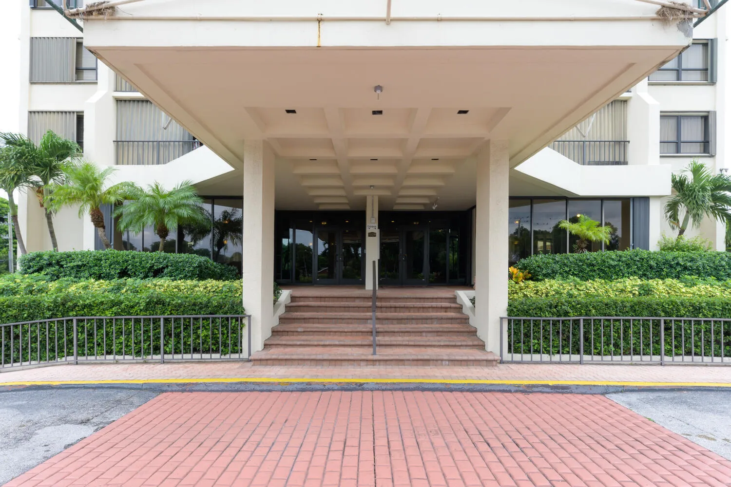 5600 N Flagler Dr Apt 2205-large-015-002