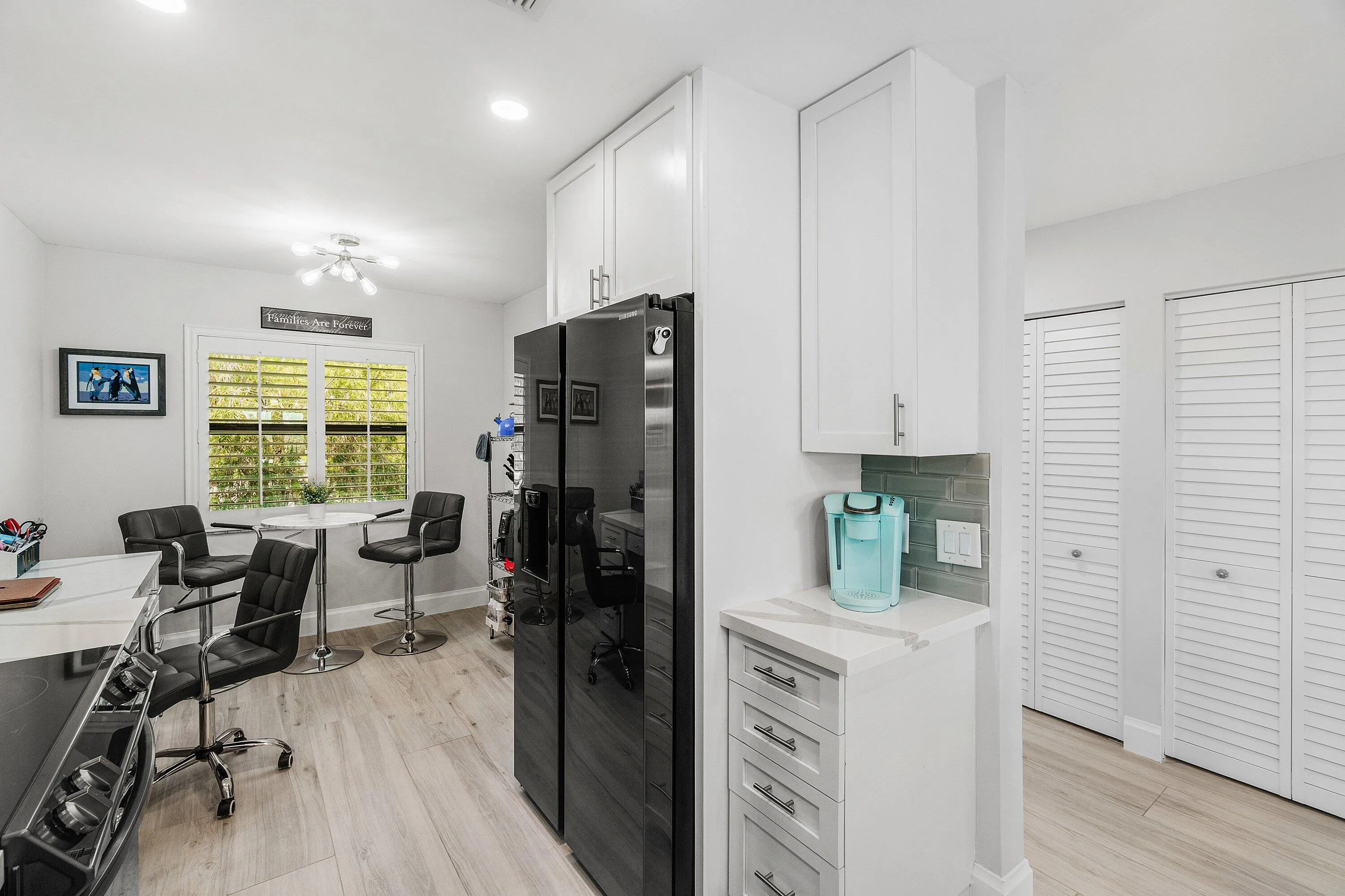 w/ Breakfast Nook