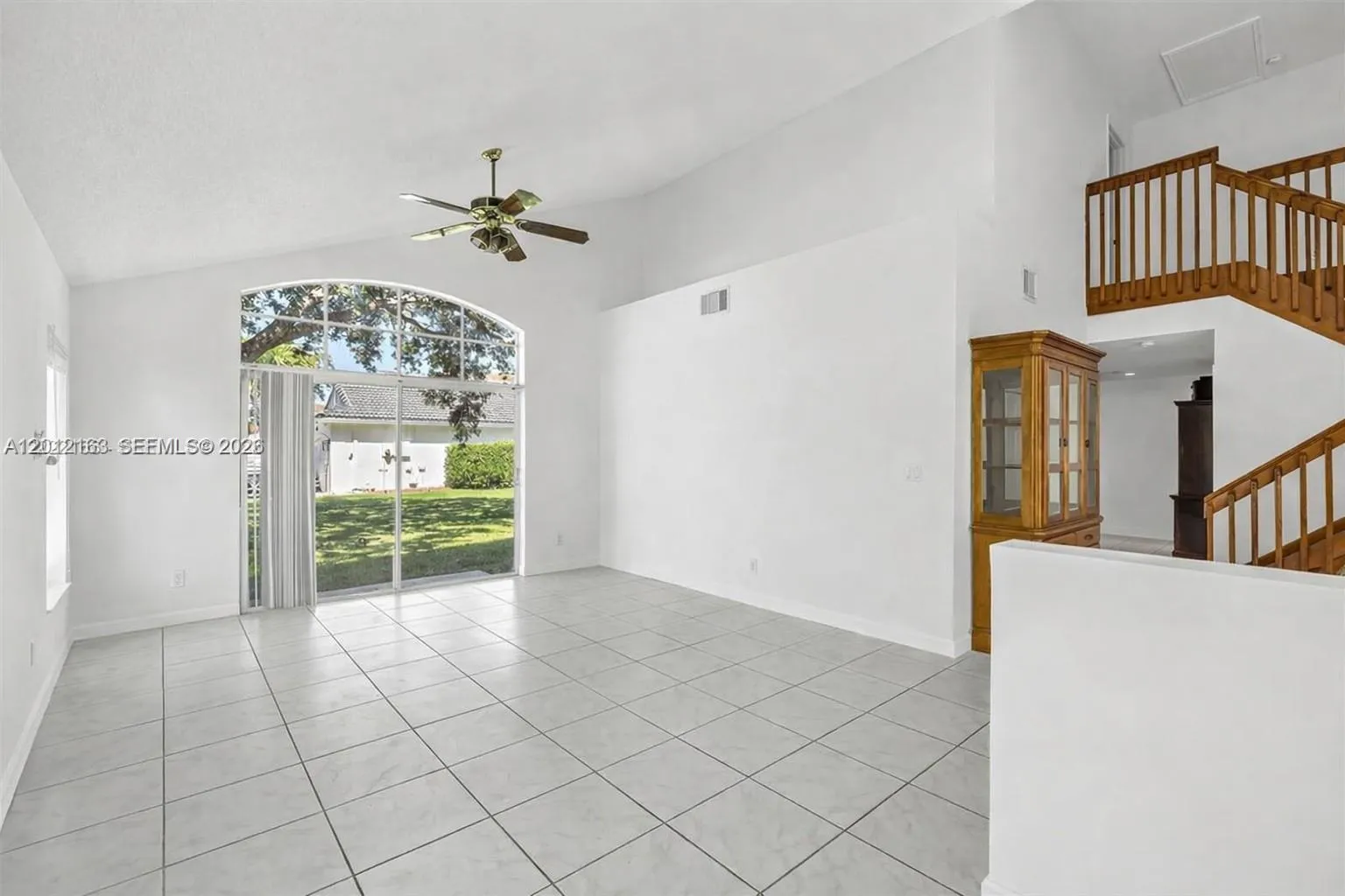 This photo is AI generated to envision empty room.