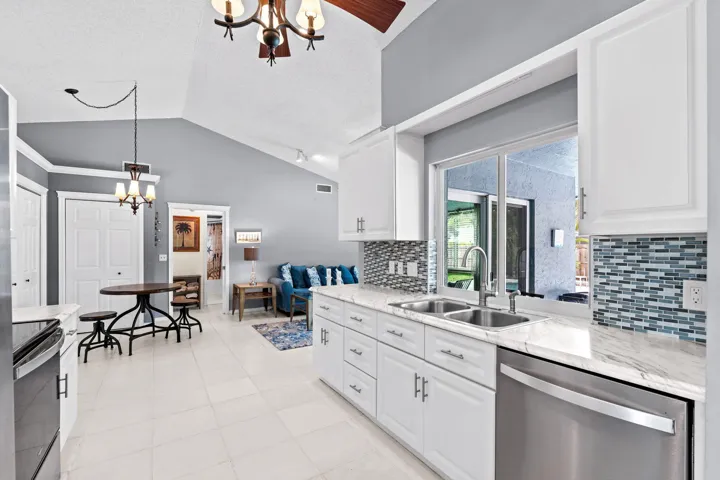 Kitchen / Eat-in Kitchen Area