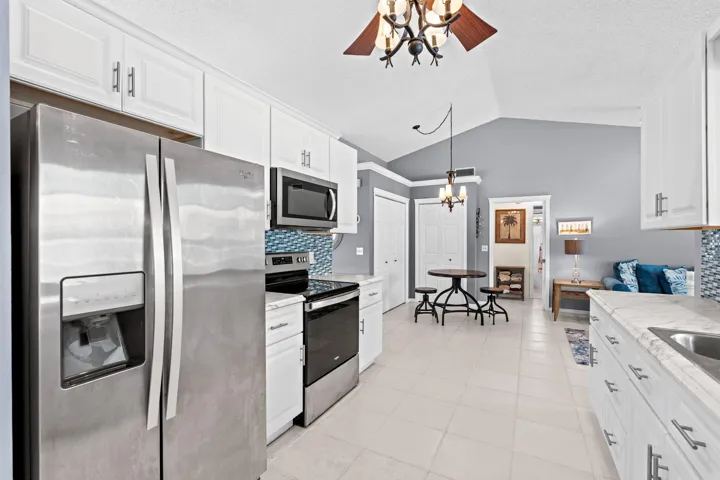 Kitchen / Eat-in Kitchen Area