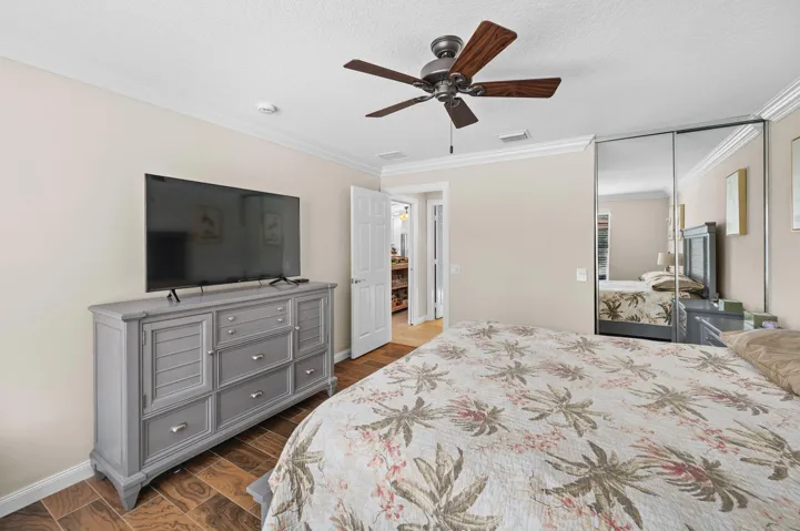 Primary bedroom w/large walk-in closet