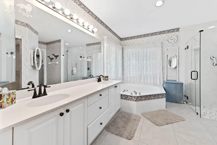 35 Bathroom 01