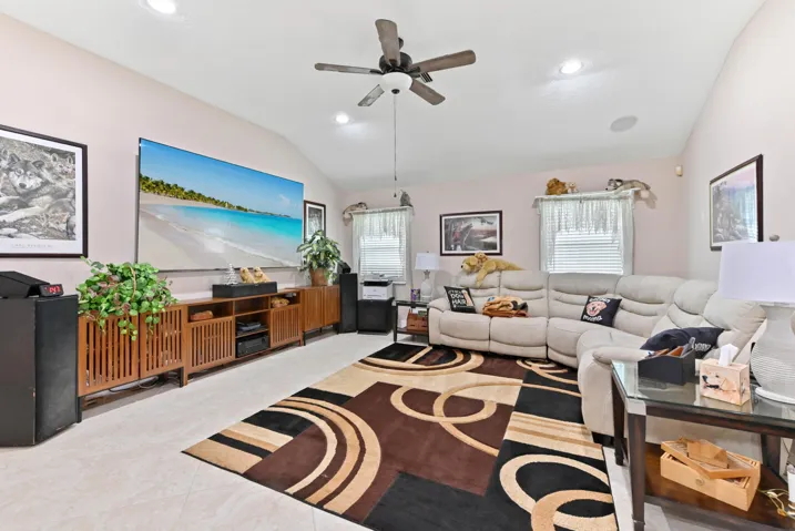 19 family room 02