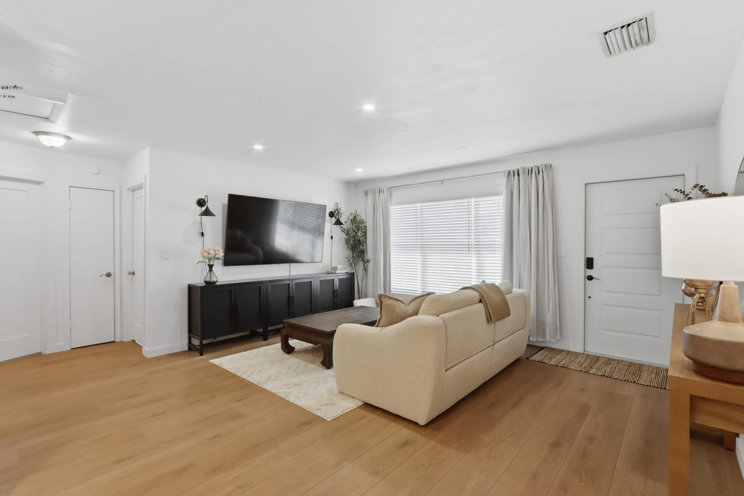 007-017-Living Room-4200x2800