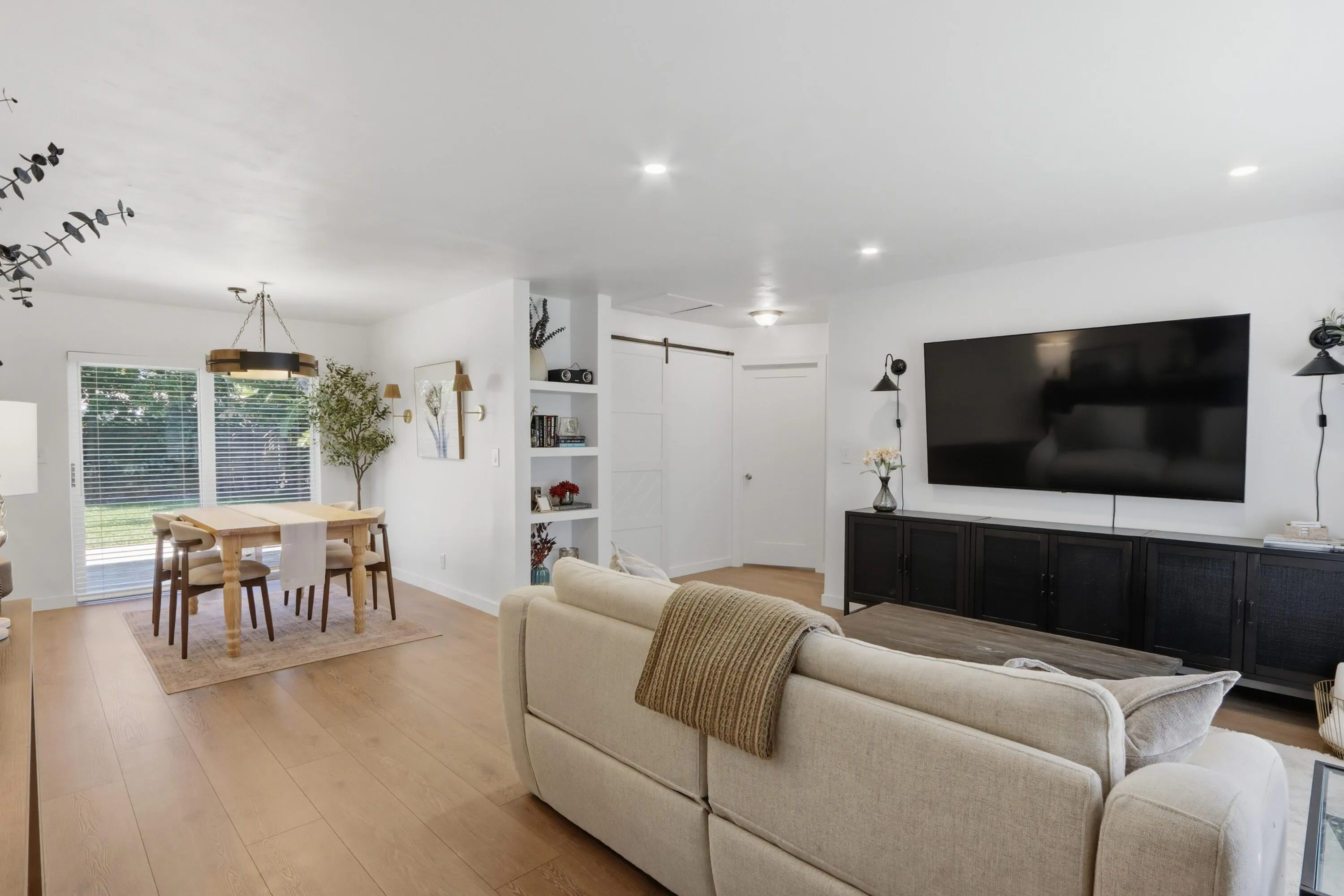 005-026-Living Room-4200x2800