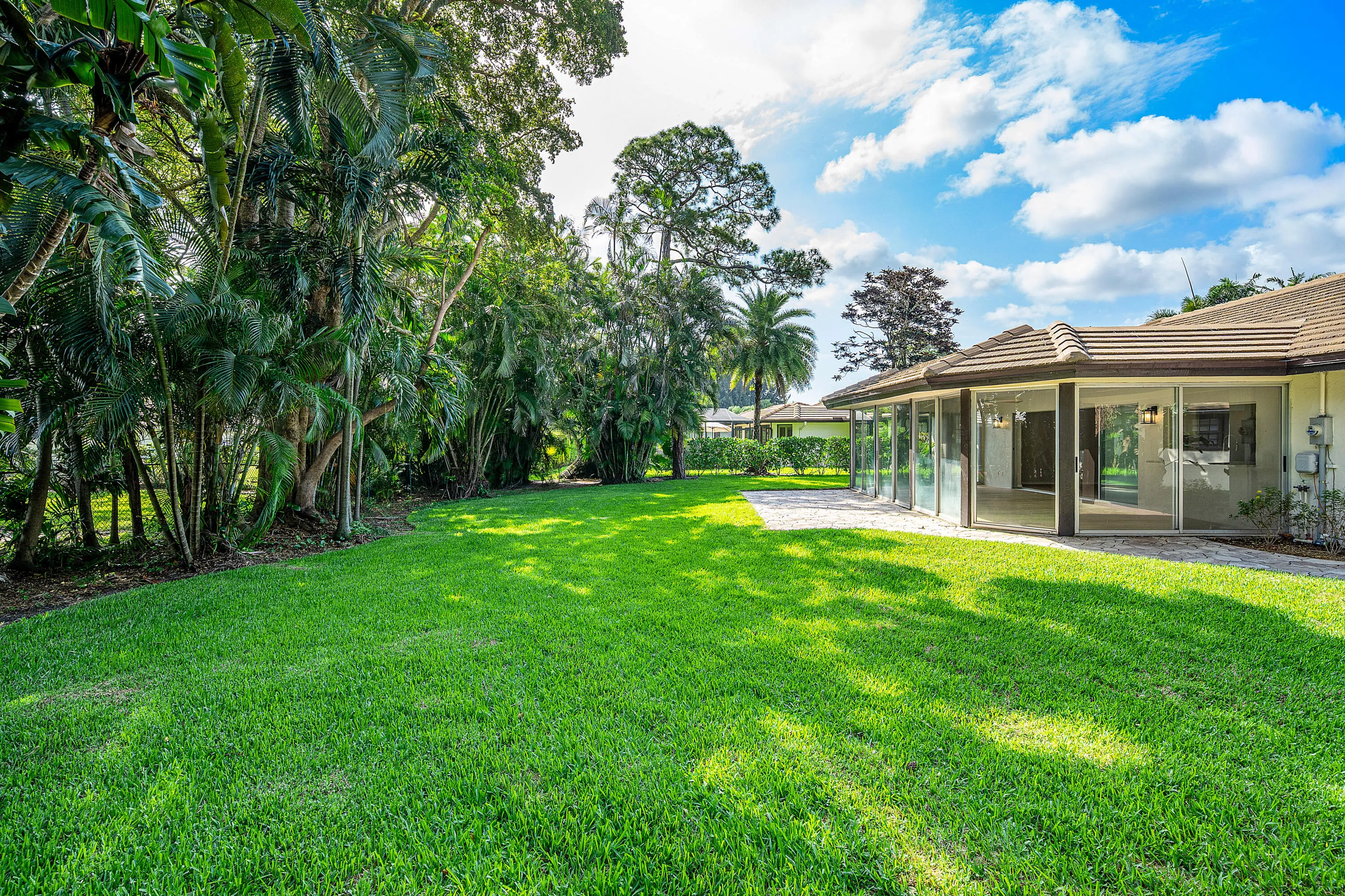 040-433PineVillaDrive-Atlantis-FL-33462-