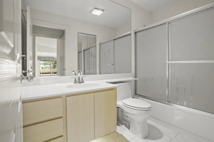 17 Bathroom 01